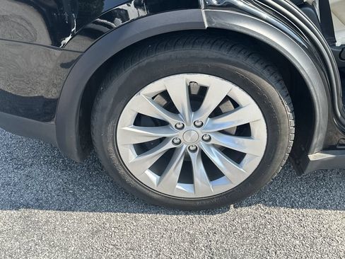 Used 2018 Tesla Model X 75D AWD/4WD image 16