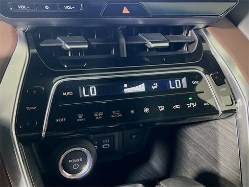 Certified 2024 Toyota Venza XLE image 15