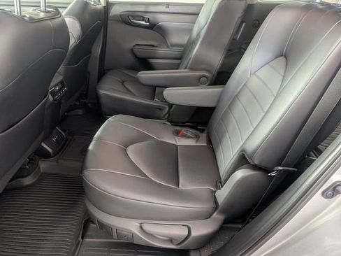 Used 2024 Toyota Highlander XLE AWD/4WD image 27