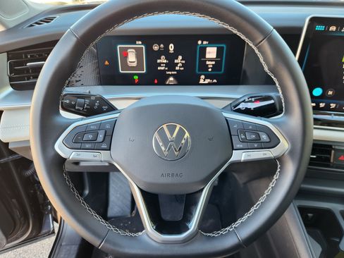 Certified 2025 Volkswagen Tiguan SE w/ Panoramic Sunroof Package image 9