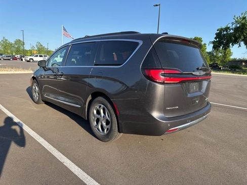 Used 2023 Chrysler Pacifica Limited FWD image 3
