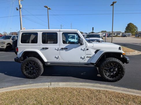 Used 2022 Jeep Wrangler Unlimited Sahara image 4