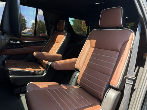 Used 2023 GMC Yukon Denali Ultimate w/ LPO, Floor Liner Package AWD/4WD image 9