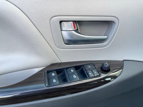 Used 2016 Toyota Sienna XLE image 13