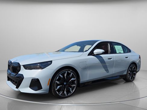 New 2026 BMW 550e xDrive image 2