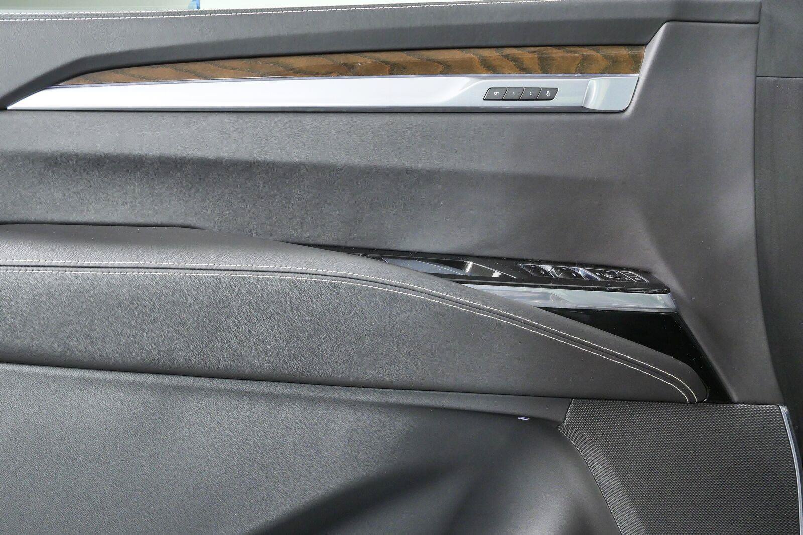 Used 2025 Cadillac Escalade ESV Sport Platinum w/ LPO, ONYX Package AWD/4WD image 6