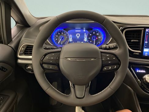 Used 2027 Chrysler Pacifica Limited FWD image 15