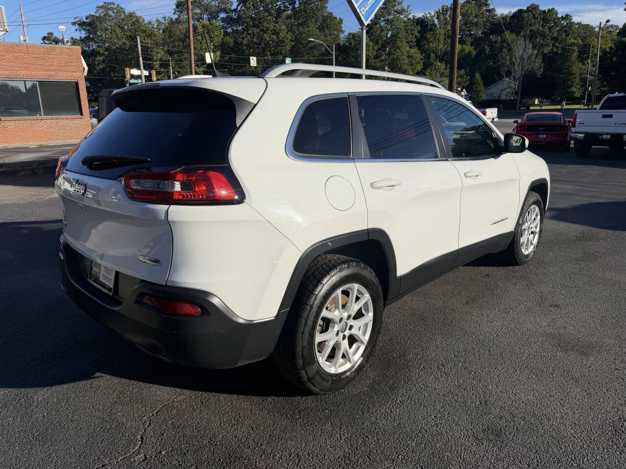 Used 2017 Jeep Cherokee Latitude w/ Cold Weather Group AWD/4WD image 5