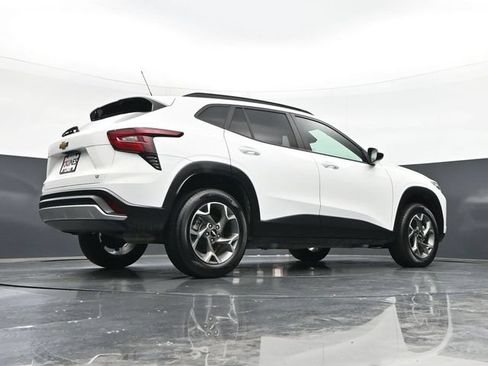 Used 2025 Chevrolet Trax LT FWD image 39