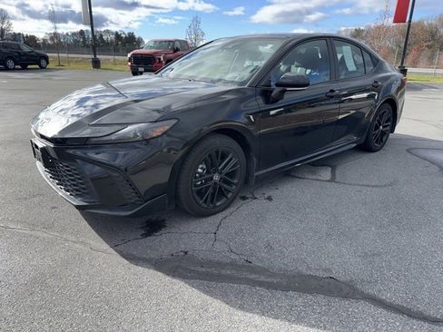 Used 2025 Toyota Camry SE image 2