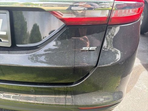 Used 2017 Ford Fusion SE w/ Fusion SE Technology Package FWD image 8