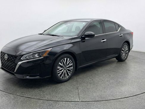 Used 2025 Nissan Altima 2.5 SV FWD image 3