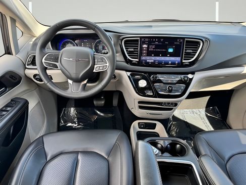 Used 2023 Chrysler Pacifica Touring-L FWD image 5