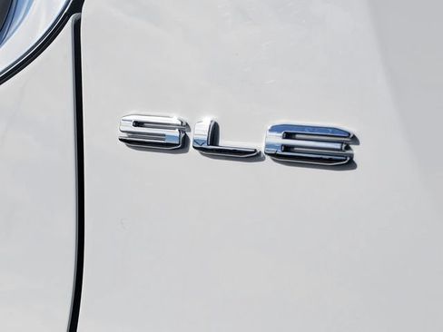 Certified 2022 GMC Acadia SLE w/ Driver Convenience Package FWD image 8