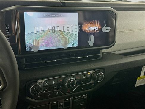 New 2025 Jeep Gladiator Sport image 15