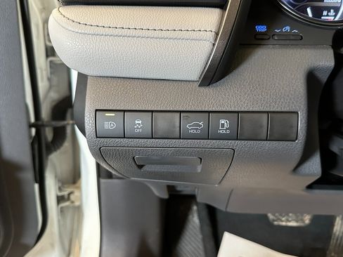 Used 2022 Toyota Camry SE image 16