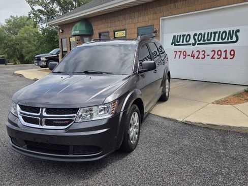 Used 2019 Dodge Journey SE FWD image 2