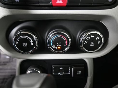 Used 2015 Jeep Renegade Latitude w/ Cold Weather Group AWD/4WD image 29
