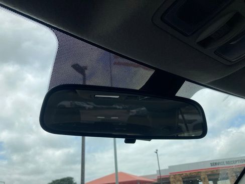 Used 2025 Hyundai Venue SEL image 26