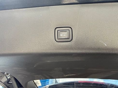 Used 2019 Chevrolet Traverse LT w/ LT Premium Package AWD/4WD image 23