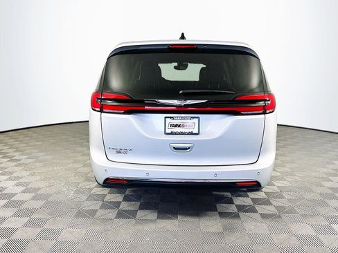 Certified 2024 Chrysler Pacifica Touring-L image 9