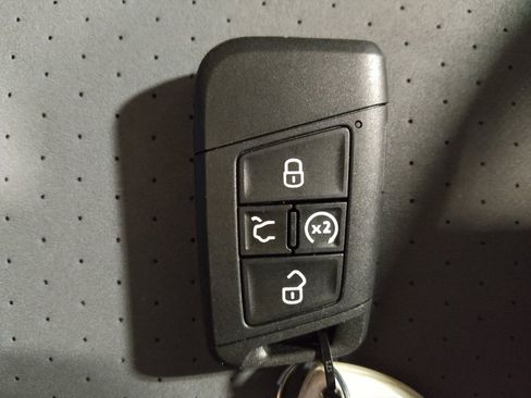 Used 2025 Volkswagen Jetta SE image 32