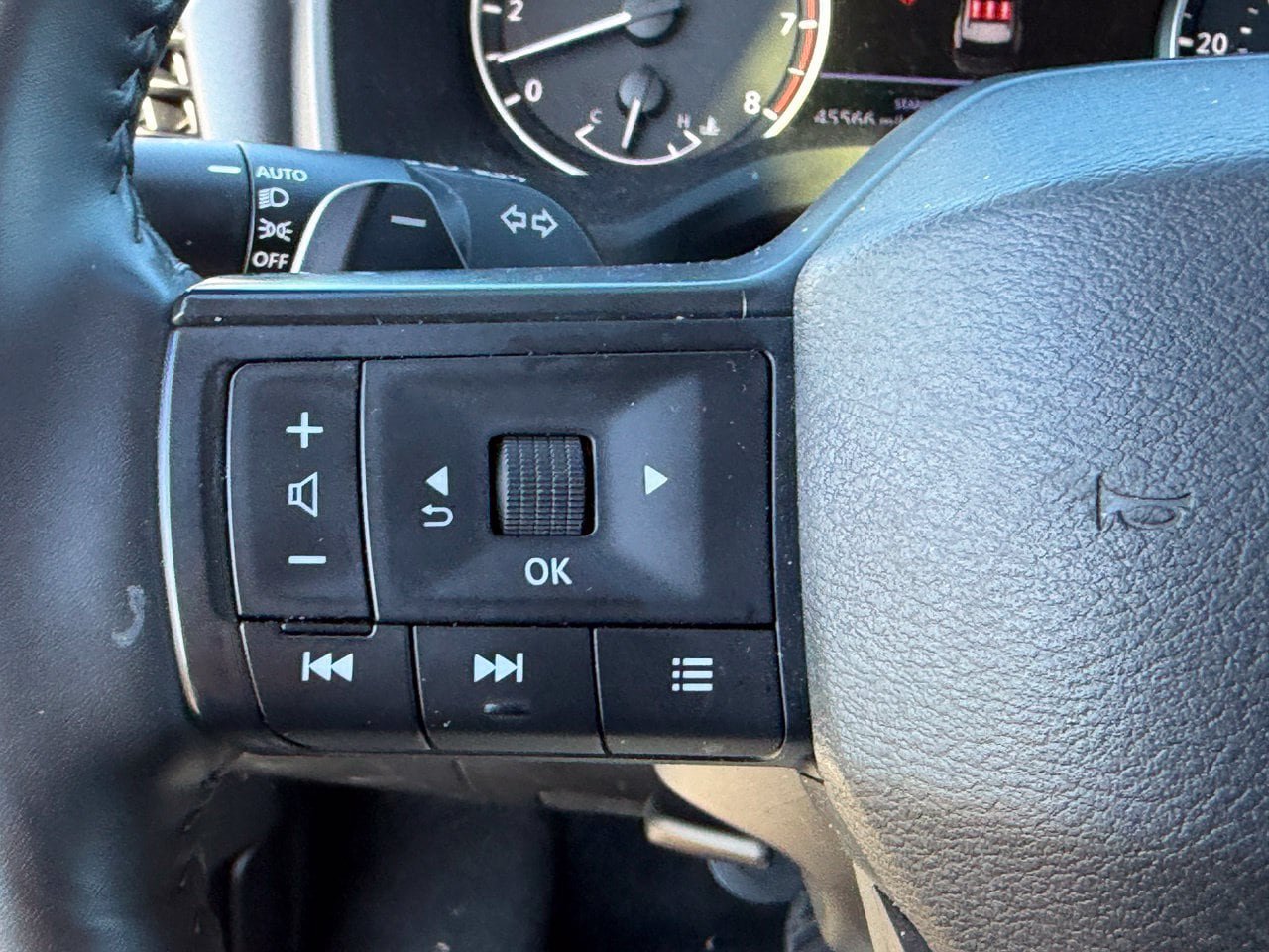 Certified 2025 Nissan Rogue SV FWD image 14