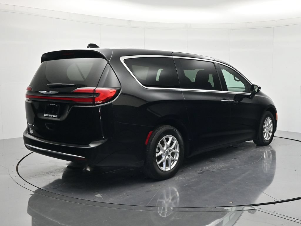 Used 2025 Chrysler Pacifica Select FWD image 5