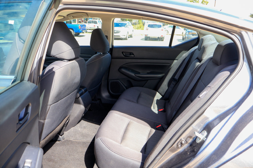 Used 2024 Nissan Altima 2.5 SV FWD image 9