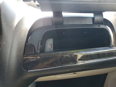 Used 2016 Chrysler Town & Country Touring FWD image 15