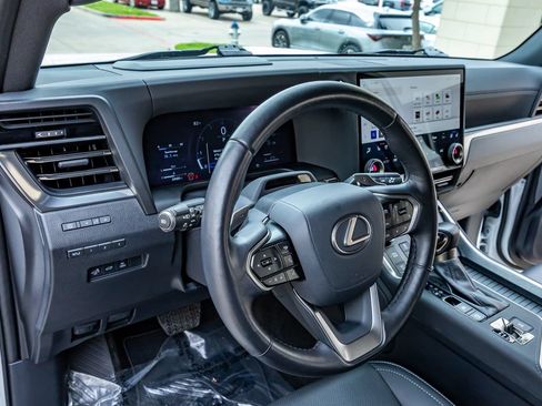 Used 2024 Lexus GX 550 w/ Accessory Package (Z1) AWD/4WD image 17