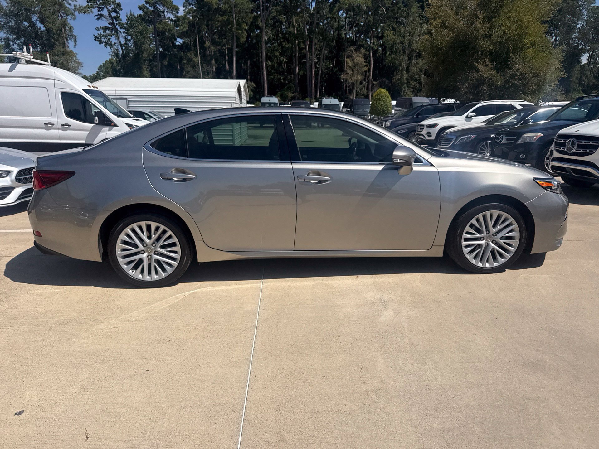 Used 2017 Lexus ES 350 w/ Ultra Luxury Package FWD image 3
