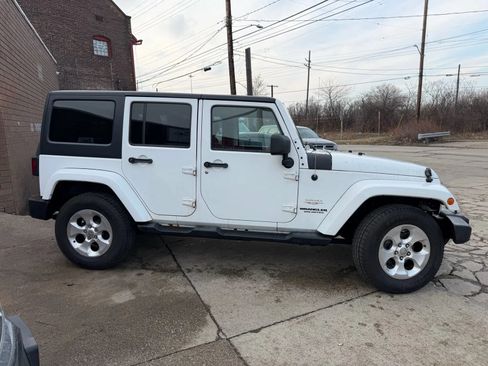Used 2013 Jeep Wrangler Unlimited Sahara w/ Max Tow Pkg AWD/4WD image 3
