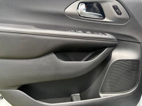 New 2027 Chrysler Pacifica Limited FWD image 25