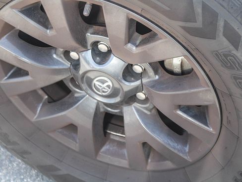 Used 2021 Toyota Tacoma SR5 AWD/4WD image 12
