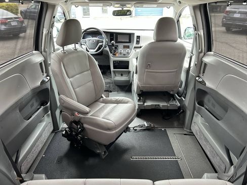 Used 2017 Toyota Sienna XLE FWD image 2