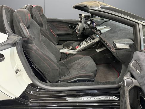 Used 2019 Lamborghini Huracan Performante AWD/4WD image 17