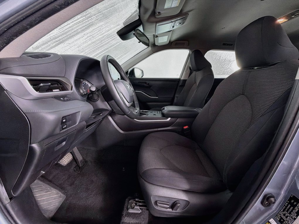 Used 2022 Toyota Highlander LE FWD image 12