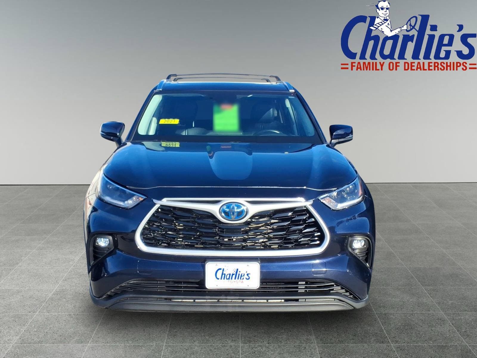 Used 2021 Toyota Highlander XLE AWD/4WD image 2