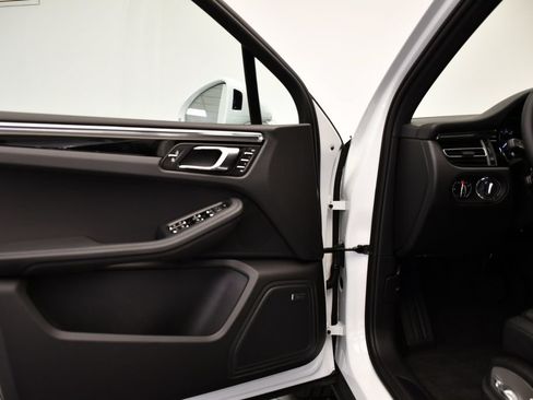 Certified 2026 Porsche Macan AWD/4WD image 34