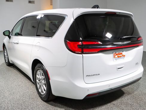 Used 2023 Chrysler Pacifica Touring-L FWD image 9