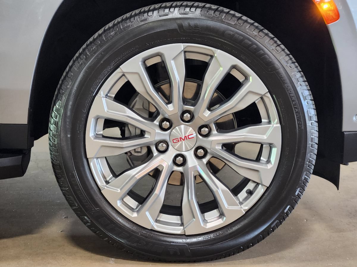 Used 2024 GMC Yukon Denali w/ Advanced Technology Package AWD/4WD image 18