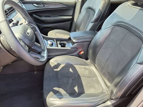 Used 2024 Jeep Grand Cherokee Altitude AWD/4WD image 16