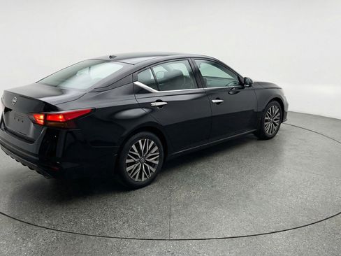 Used 2025 Nissan Altima 2.5 SV FWD image 9