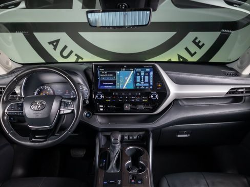 Used 2021 Toyota Highlander Platinum FWD image 3