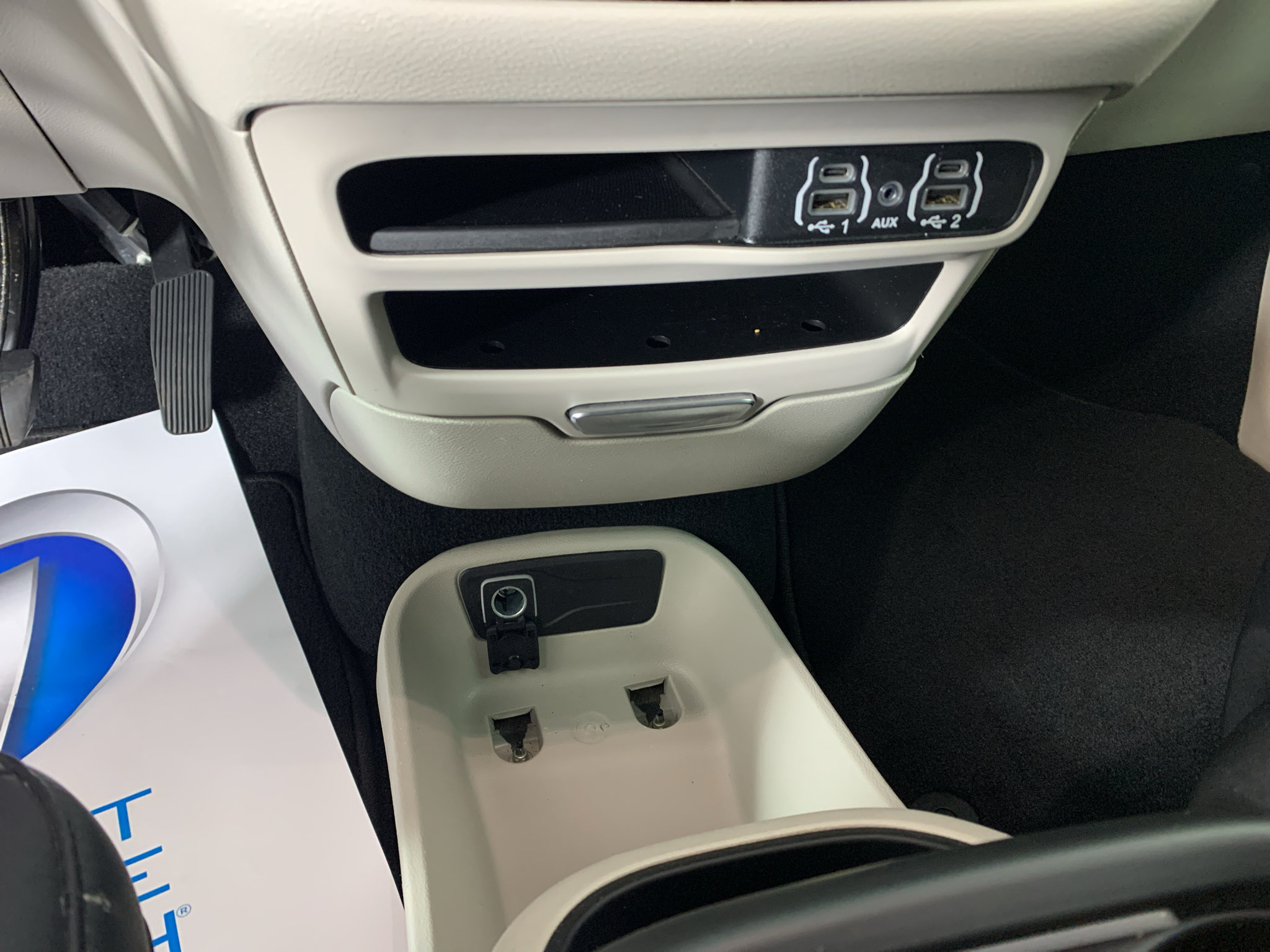 Used 2024 Chrysler Pacifica Touring-L FWD image 24