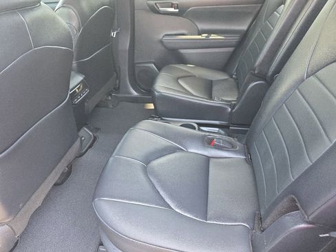 Used 2025 Toyota Highlander XLE AWD/4WD image 11
