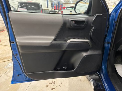 Used 2018 Toyota Tacoma SR5 RWD image 9