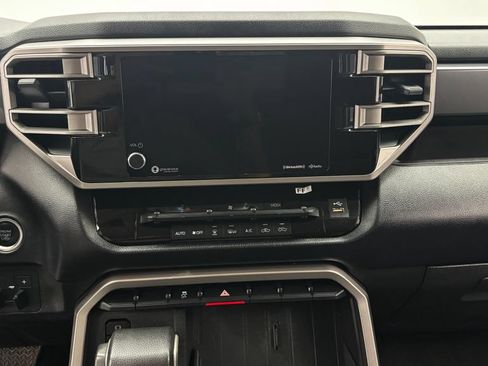 Used 2022 Toyota Tundra SR5 w/ SR5 Convenience Package AWD/4WD image 18