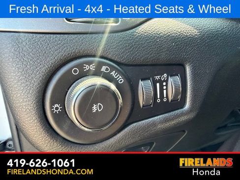 Used 2019 Jeep Cherokee Latitude Plus w/ Cold Weather Group AWD/4WD image 24